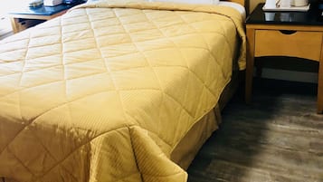 Quarto standard, 1 cama Queen | Escrivaninha, ferros/tábuas de passar roupa, Wi-Fi de cortesia