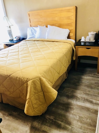 Standard Room, 1 Queen Bed | Desk, iron/ironing board, free WiFi, bed sheets
