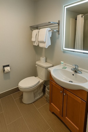 Combined shower/tub, free toiletries, towels