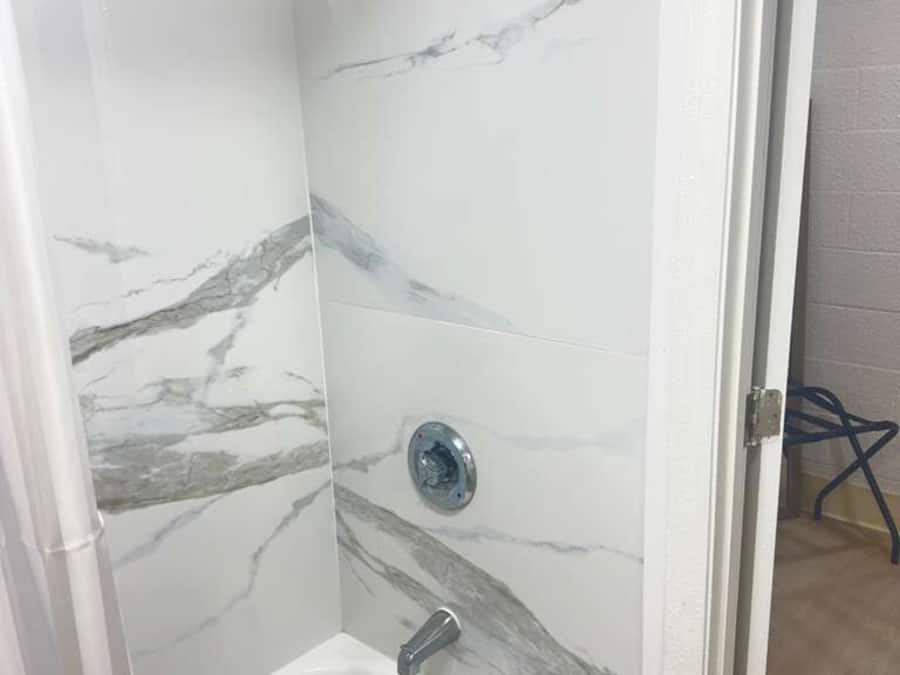Habitación estándar, 1 cama King size | Escritorio, tabla de planchar con plancha, wifi gratis y ropa de cama