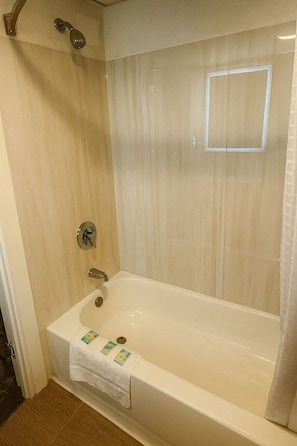 Combined shower/bathtub, free toiletries, towels