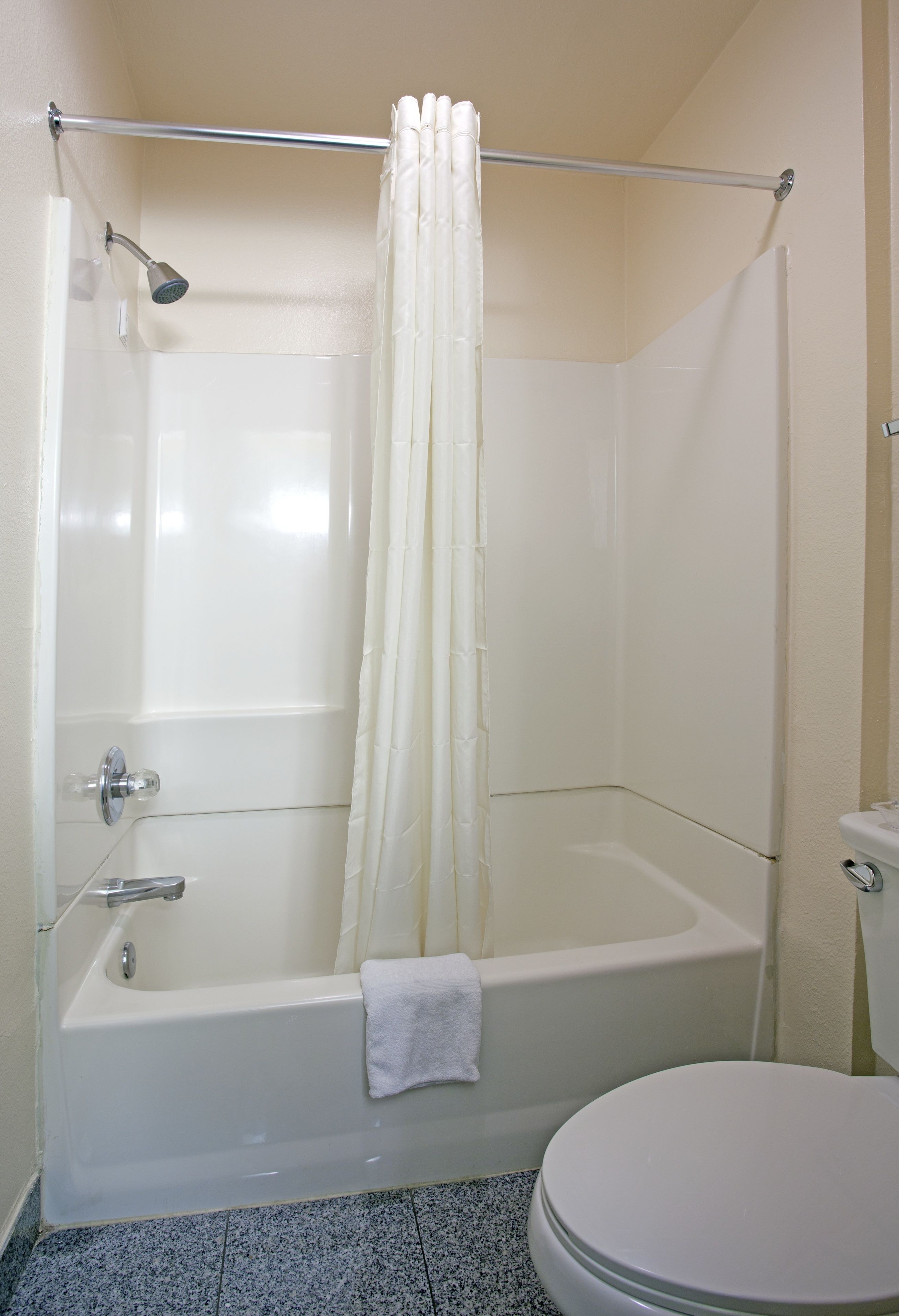 Combined shower/tub, free toiletries, hair dryer, towels