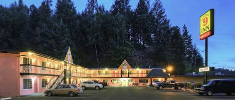 Facciata della struttura - sera/notte