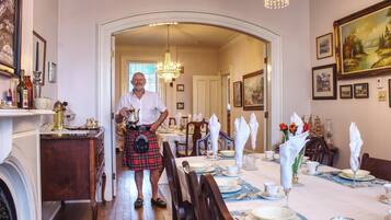 Bữa sáng kiểu Âu hàng ngày (10 CAD/mỗi người)