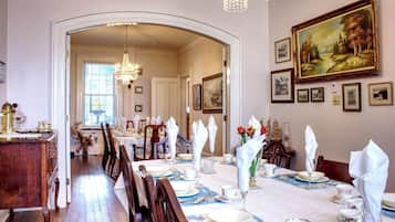 Desayuno continental diario (CAD 10 por persona)