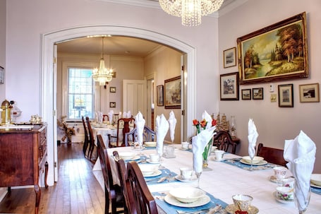 Daily continental breakfast for a fee. The Scotsman Inn