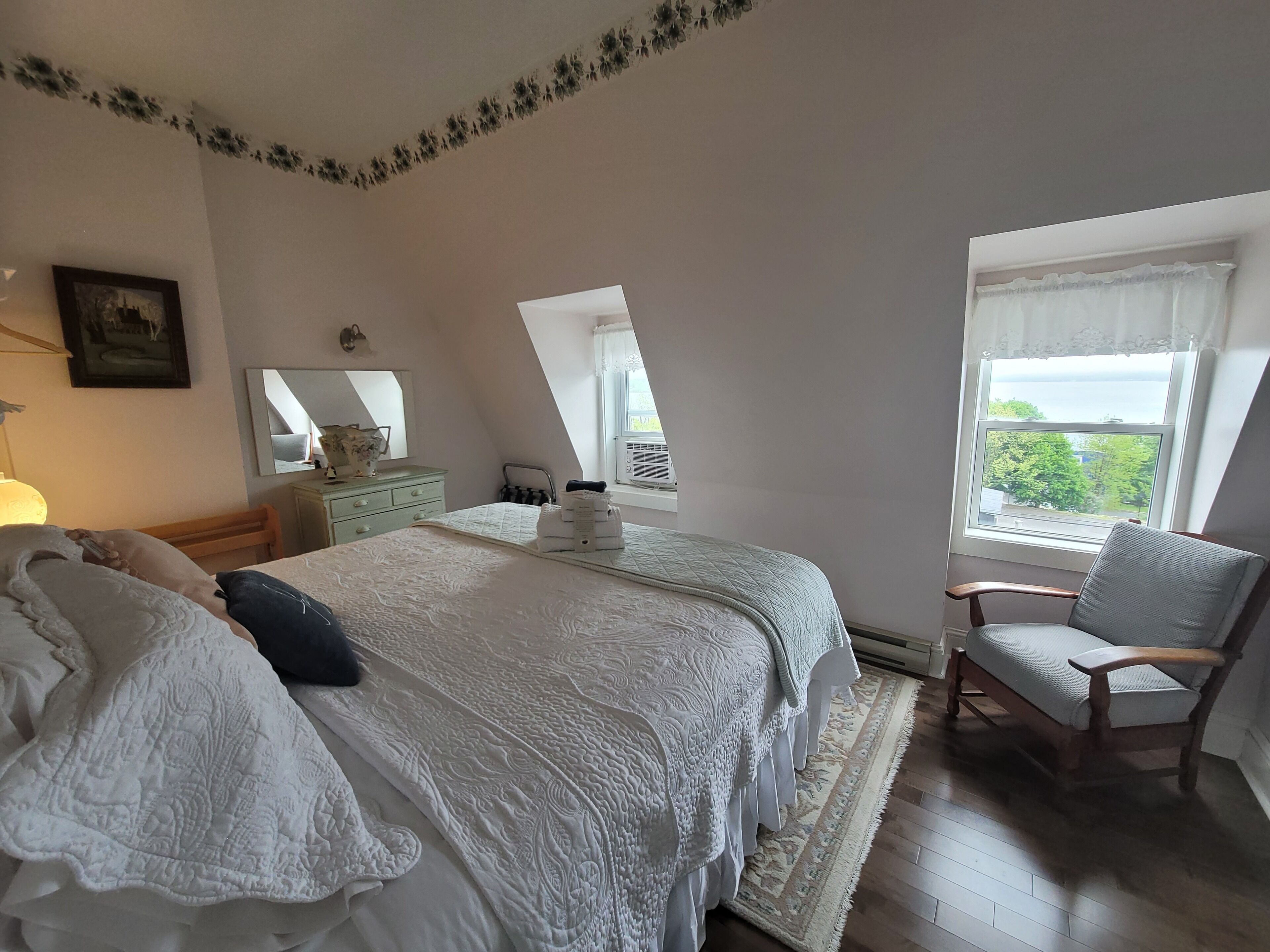 Muebles diferentes y sistema de insonorización 