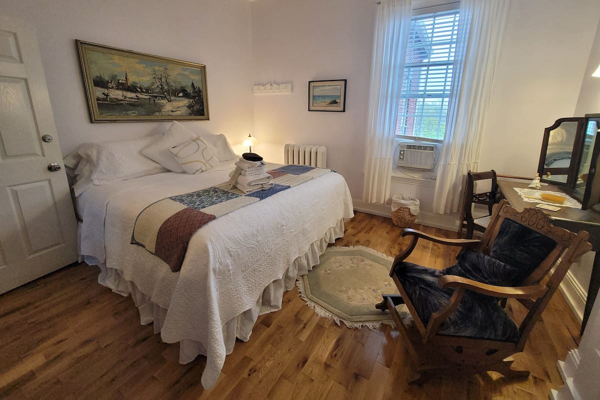 Individually furnished, soundproofing, iron/ironing board, free WiFi