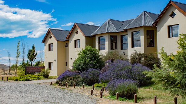 Una hilera de casas modernas con camino de grava y jardines ajardinados.