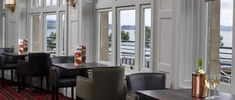 3 restaurants, lunch served