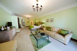 Suite Luxury, vista montagna, lato piscina (8) | Area soggiorno | TV al plasma, lettore DVD