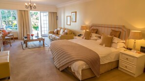 Suite Luxury, vista montagna, lato piscina (9) | Copriletto in piuma, minibar, una cassaforte in camera, una scrivania