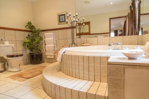 Suite de lujo (Honeymoon with Spa Bath) | Baño | Bañera y ducha independientes, secador de pelo, albornoces y zapatillas