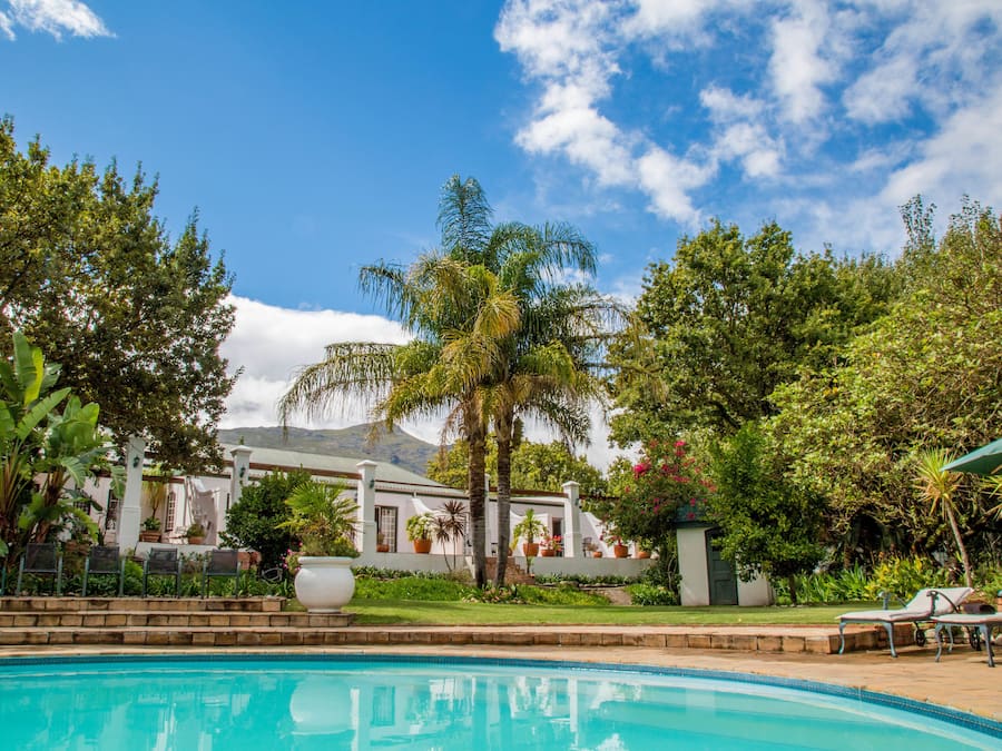 Außenpool, Sonnenschirme, Liegestühle