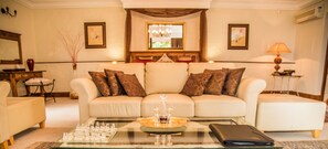 Honeymoon - Spa Bath Luxury Suite  | Living room | Plasma TV, DVD player - Le Manoir de Brendel (Franschhoek)