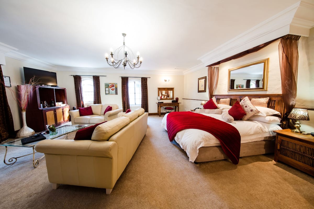 Honeymoon - Spa Bath Luxury Suite  | Down duvets, minibar, in-room safe, desk