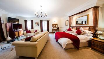 Suite Mewah (Honeymoon with Spa Bath) | Selimut bulu angsa, minibar, brankas, dan meja kerja