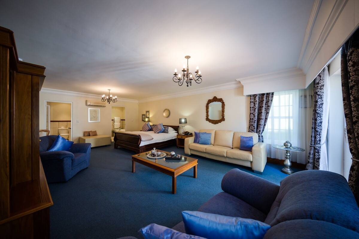 Executive Poolside Mountain View Suite | Down duvets, minibar, in-room safe, desk