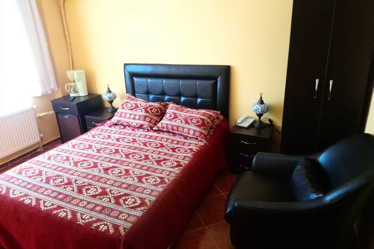 2 bedrooms, premium bedding, minibar, desk