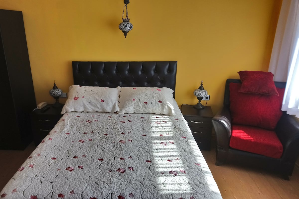 2 bedrooms, premium bedding, minibar, desk