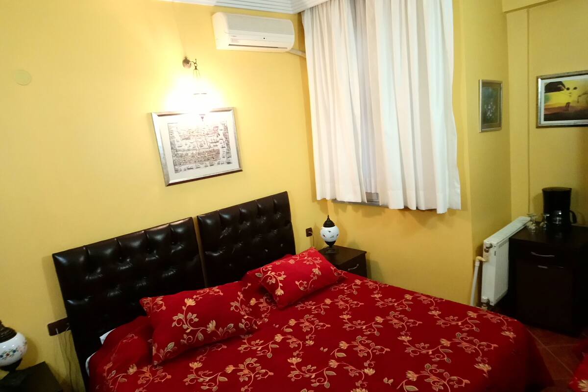 أغطية فراش متميزة وميني بار ومكتب وواي فاي مجانًا