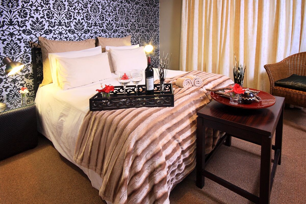 Chambre Double Standard (queen bed & bath)