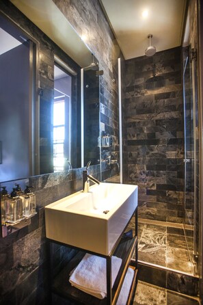 Shower, free toiletries, hair dryer, towels - The Grey Hotel (Cape Town)