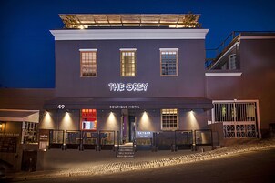En byggnad med skylten ”THE GREY BOUTIQUE HOTEL” och en skylt med texten ”SKYBAR” under den.