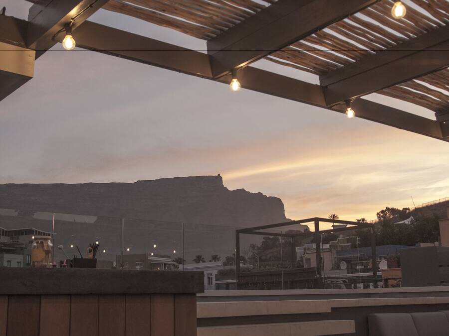 Una piscina al aire libre de temporada