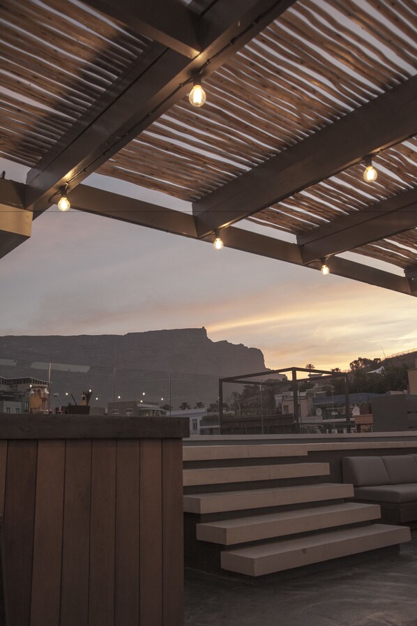 Una piscina al aire libre de temporada
