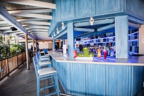 Bar en bord de piscine
