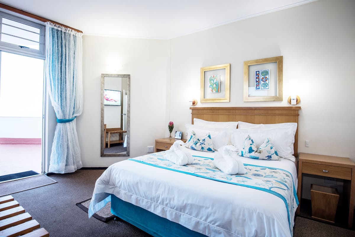 Apartment, 2 Bedrooms, Non Smoking | In-room safe, iron/ironing board, WiFi (free), bed sheets