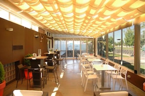 Cocktail bar, al fresco dining, open daily
