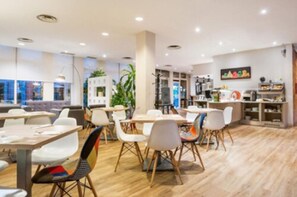 Petit déjeuner continental (12.50 EUR par personne)