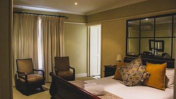 Habitación con 1 cama doble o 2 individuales | Caja fuerte, escritorio, wifi gratis y ropa de cama