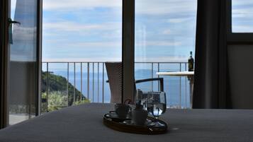 Camera quadrupla | Minibar, una scrivania, tende oscuranti, insonorizzazione