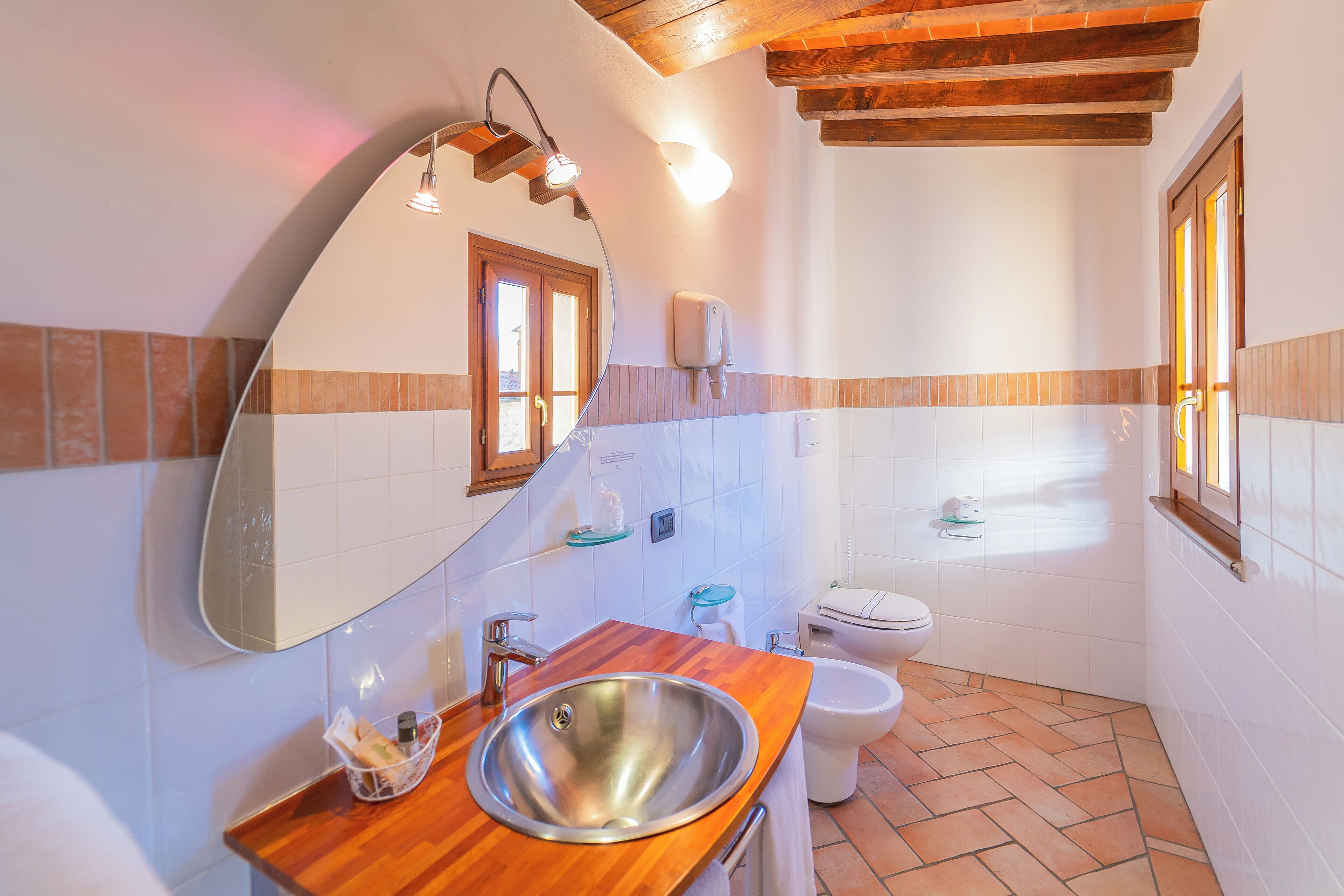 classic double/twin room | bathroom | shower, free toiletries, hair dryer, towels