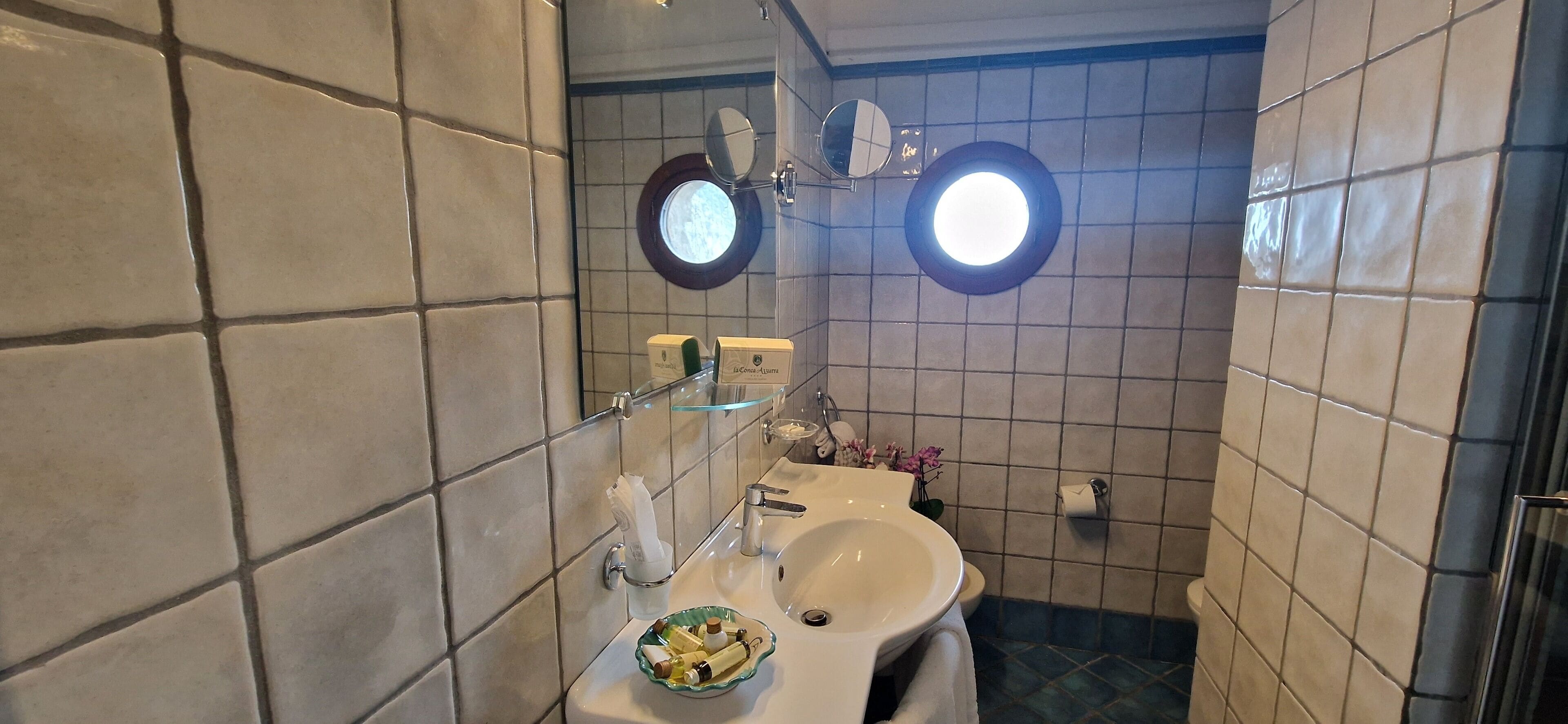 standard double room, sea view | bathroom | free toiletries, hair dryer, towels