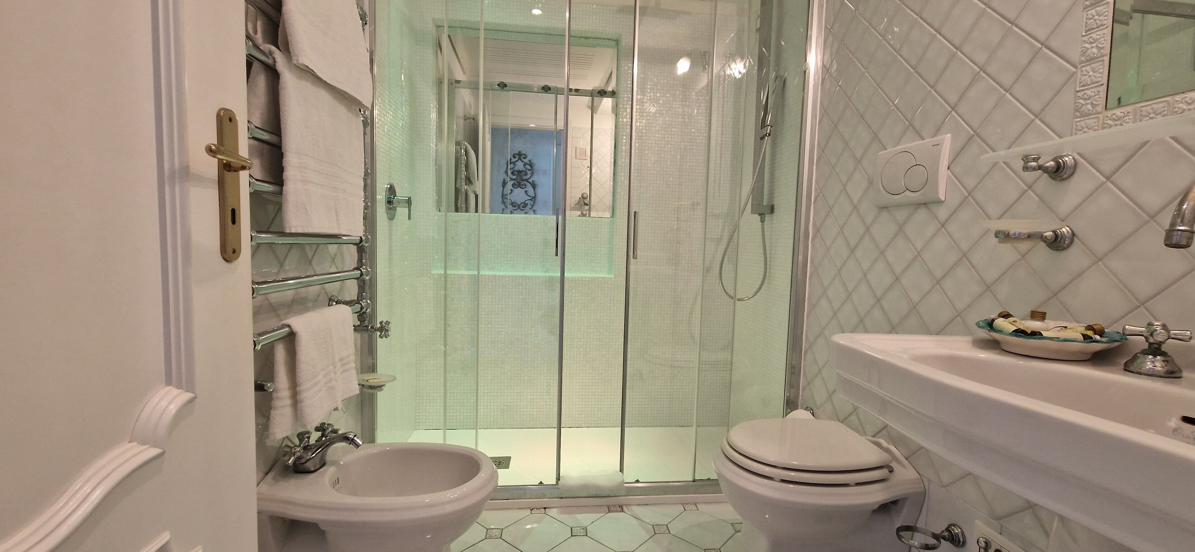 junior suite, partial sea view | bathroom | free toiletries, hair dryer, towels