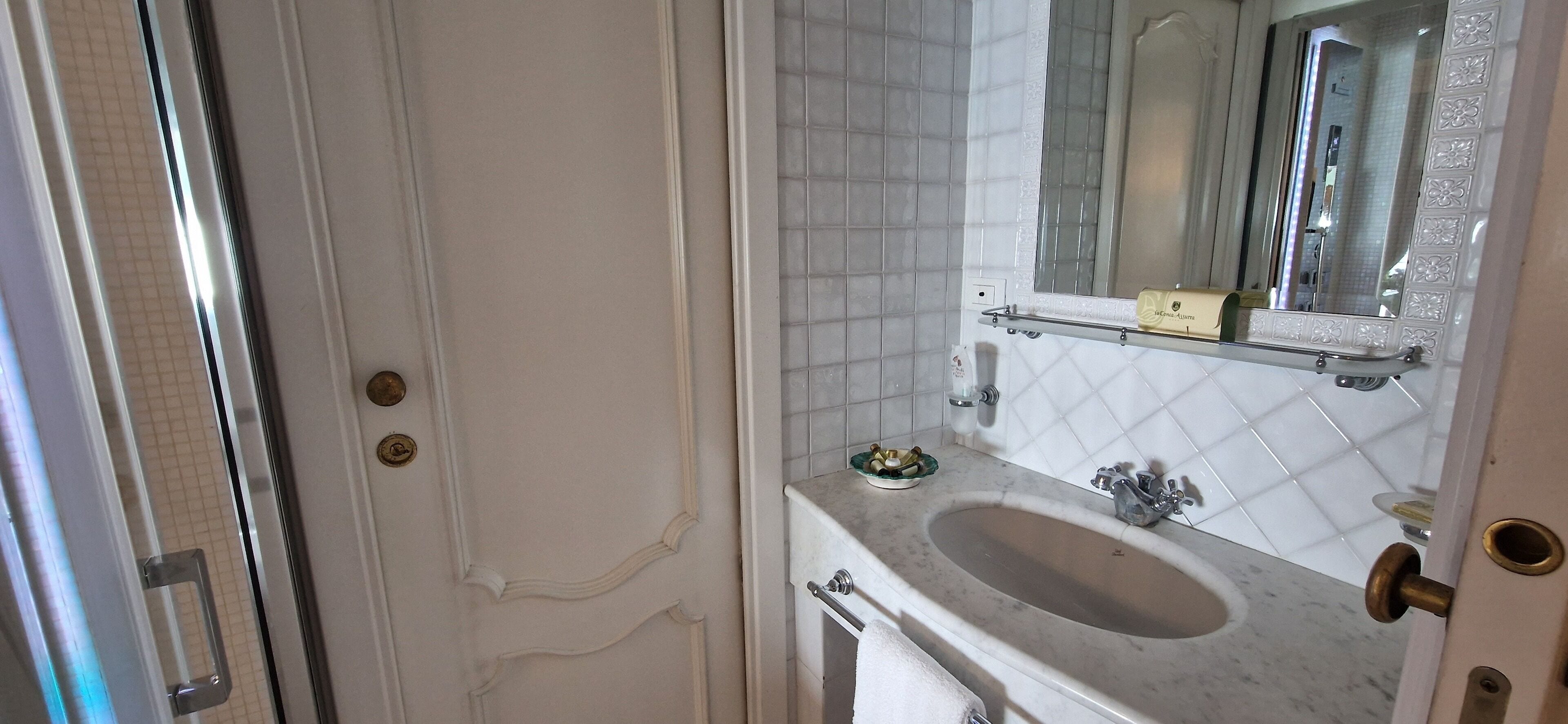 junior suite, sea view | bathroom | free toiletries, hair dryer, towels