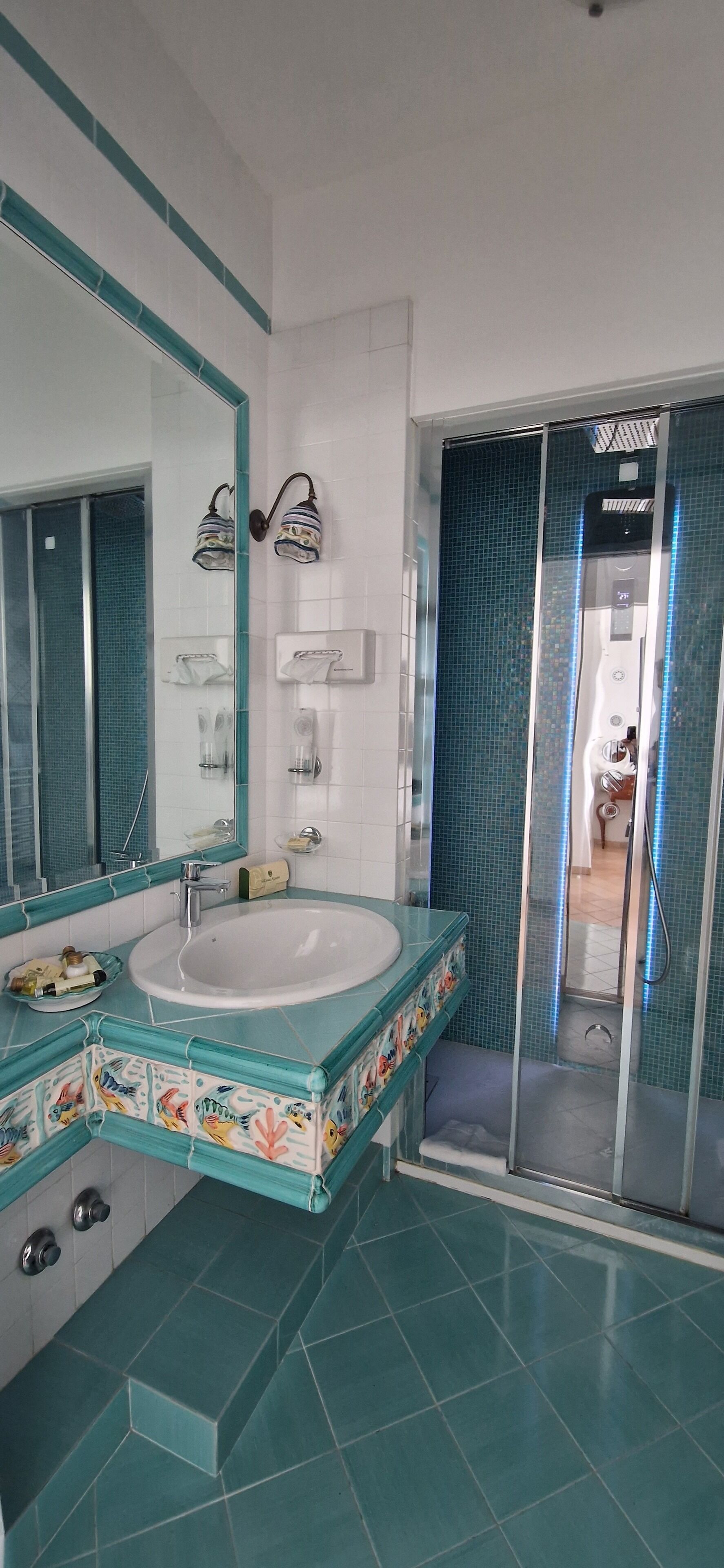 deluxe room, 1 bedroom, sea view | bathroom | free toiletries, hair dryer, towels