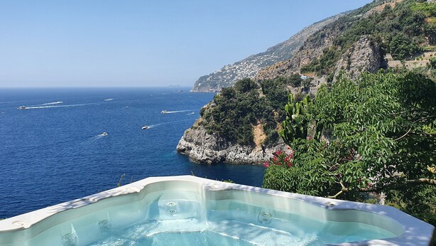 A hot tub with a clear view of the sea and a mountainous landscape. - La Conca Azzurra (Conca dei Marini)