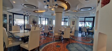 供应早餐、午餐和晚餐，地方菜，室外就餐