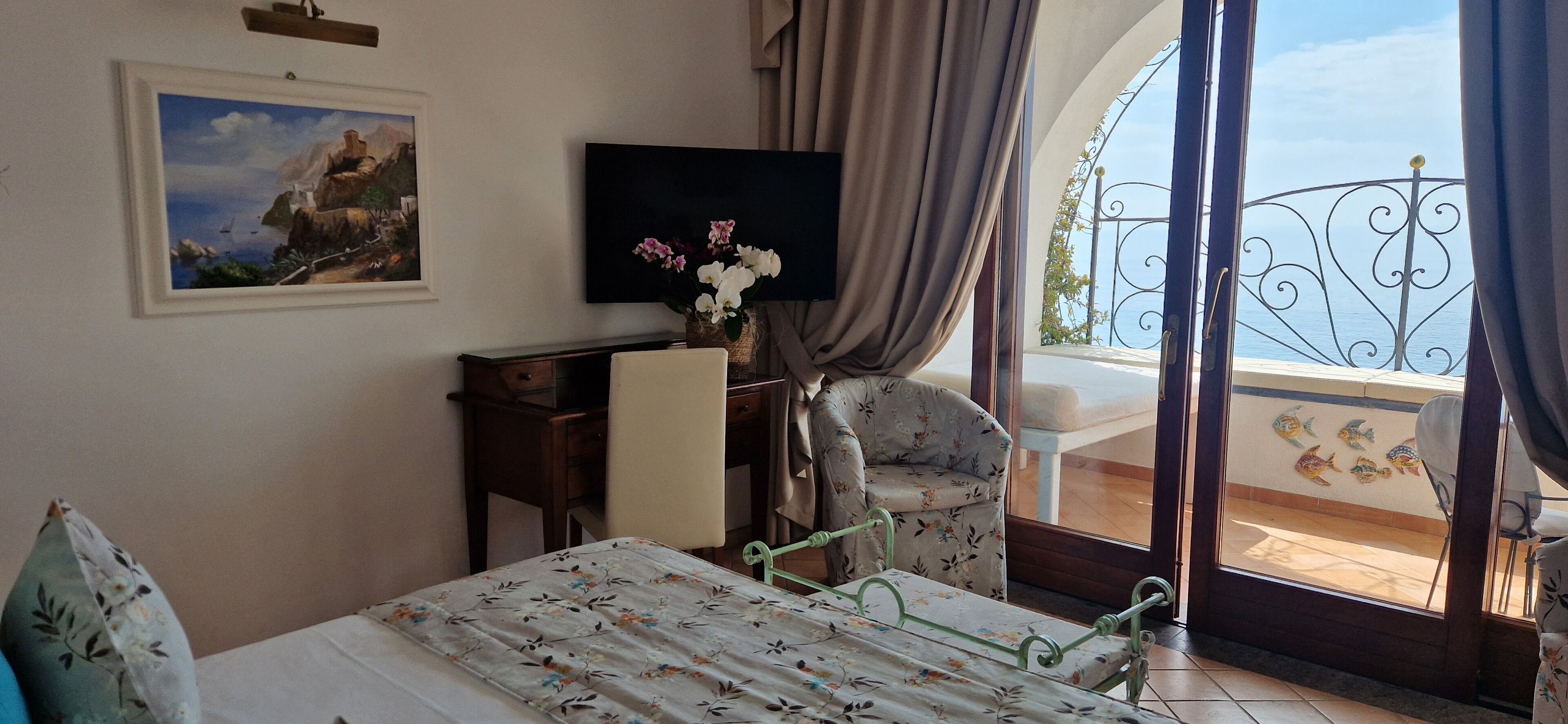 deluxe room, 1 bedroom, sea view | minibar, in-room safe, desk, blackout curtains