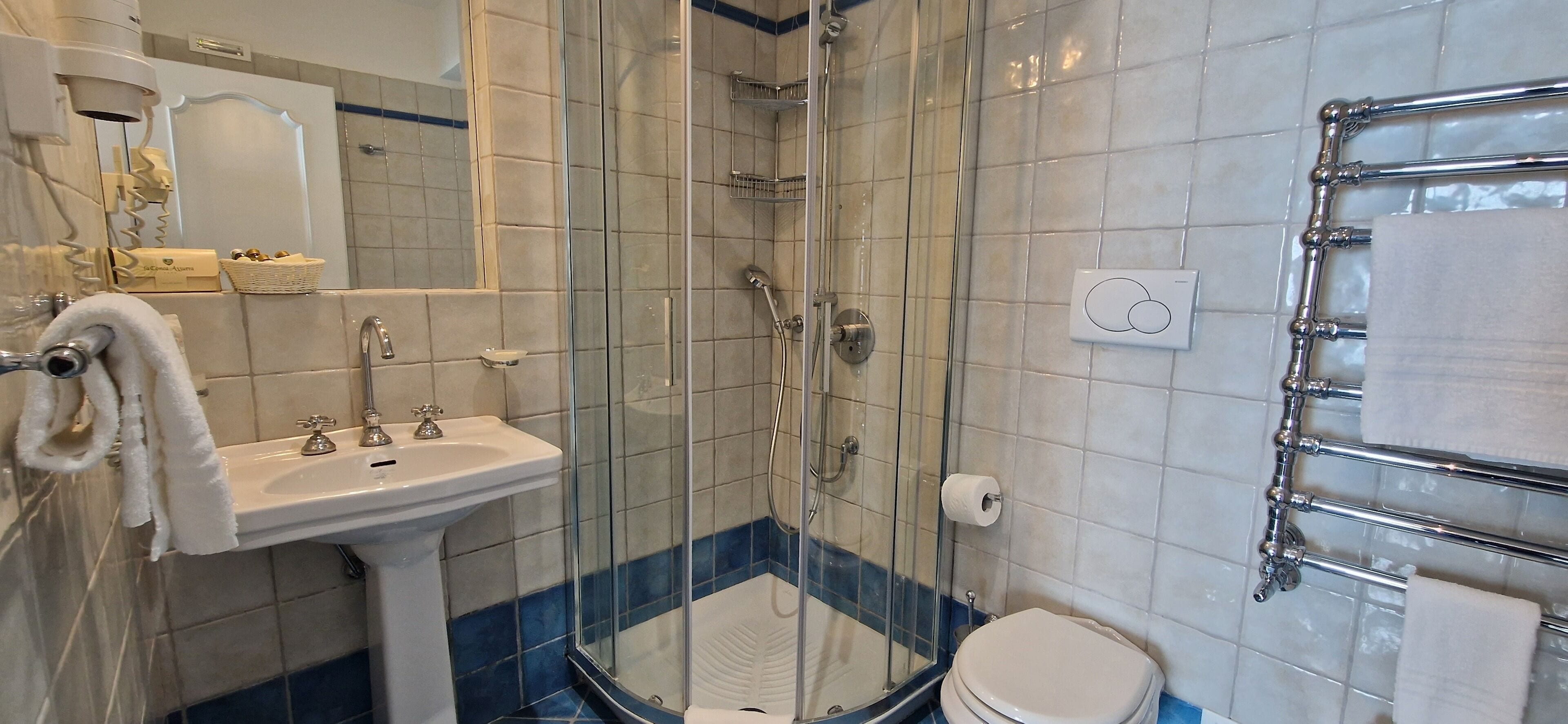 superior double room, partial sea view | bathroom | free toiletries, hair dryer, towels