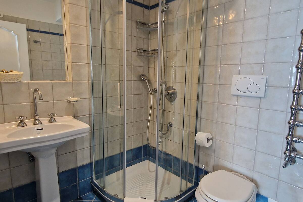 superior double room, partial sea view | bathroom | free toiletries, hair dryer, towels