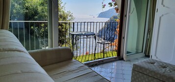 小型套房, 部分海景 | 起居区 | 液晶电视