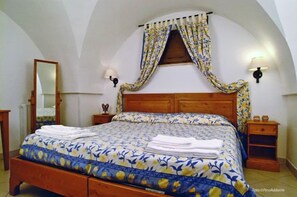 Yhden hengen huone | Minibaari, yksilöllisesti sisustettu, yksilöllisesti kalustettu