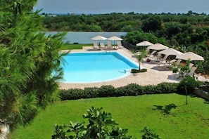 室外游泳池,提供泳池遮陽傘和日光浴躺椅