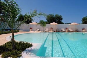 Outdoor pool, pool umbrellas, sun loungers - Hotel Masseria L'Ovile (Ostuni)